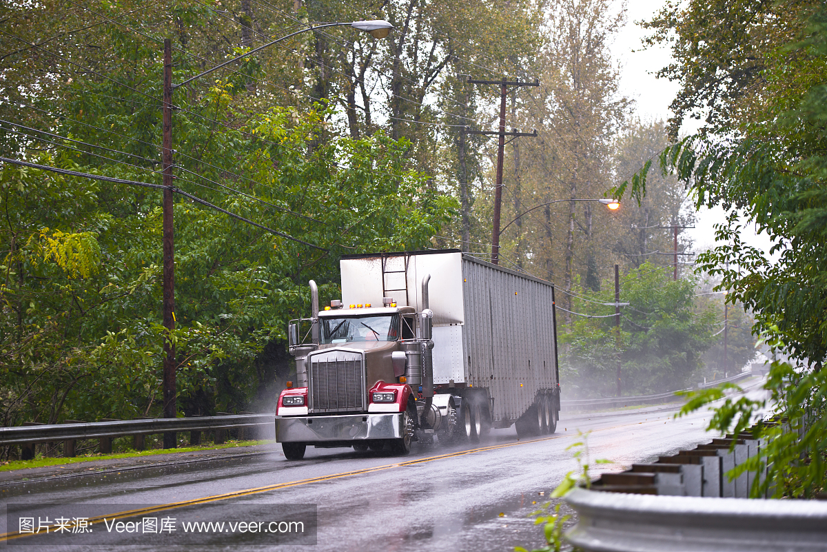 经典的大卡车在雨天潮湿的道路